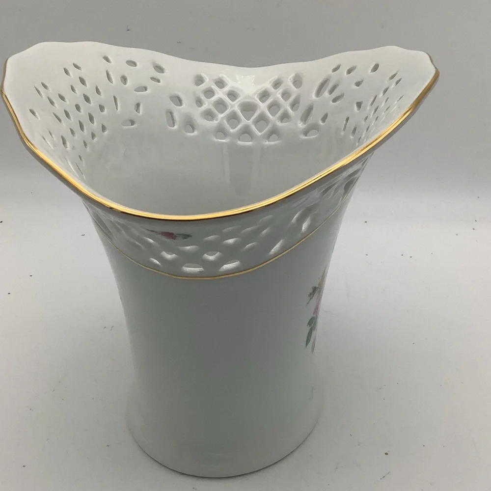 Vintage Thun Countess Collection Bohemian Art Glass Reticulated Vase